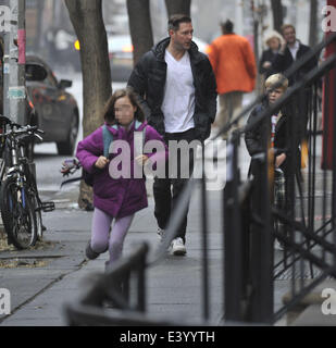 Ed Burns nimmt seine Kinder mit in die Schule: Ed Burns, Grace Burns, Finn Burns wo: Manhattan, New York, USA bei: 5. Dezember 2013 Stockfoto