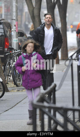 Ed Burns nimmt seine Kinder mit in die Schule: Ed Burns, Grace Burns wo: Manhattan, New York, USA bei: 5. Dezember 2013 Stockfoto