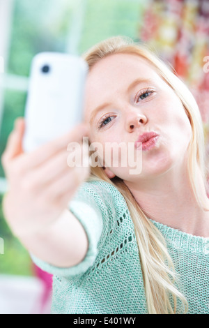 Teenager-Mädchen nehmen Selfie auf Handy Stockfoto