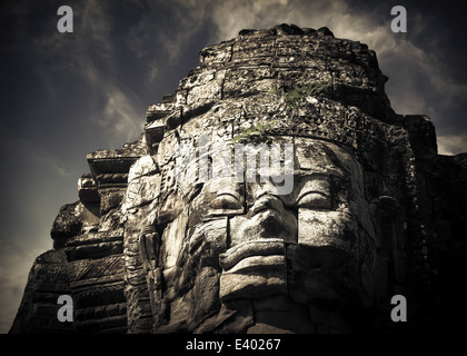 Alten Khmer-Architektur. Riesigen geschnitzten Buddha-Gesichter der Bayon-Tempel in Angkor Wat Komplex, Siem Reap, Kambodscha Stockfoto