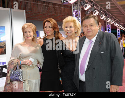 München, Germanny. 1. Juli 2014. Mediamanager Helmut Thoma (R), seine Frau Daniele (L) und UNESCIO-Botschafterin Ute-Henriette Ohoven (2-R) und ihre Tochter Chiara kommen für die Gala "Arthur Cohn - Der Mann Mit Den Träumen" (lit.) Der Mann mit den Träumen) an der München Film Fest 2014 in München, Germanny, 1. Juli 2014. Foto: URSULA Düren/Dpa/Alamy Live News Stockfoto