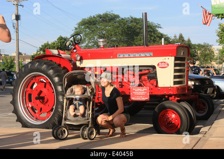 Downers Grove (Illinois) Auto-Show, 9. Juni 2012, 09:17. FARMALL Traktor und einer jungen Familie Stockfoto