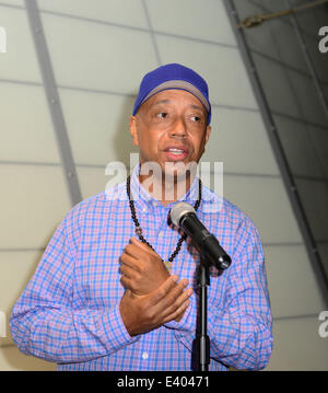 Victor Matthews Debüt Skulptur "Garten" in Zusammenarbeit mit Installinga Kinder in Miami Kinder Musuem Featuring: Russell Simmons Where: Miami, Florida, USA bei: 5. Dezember 2013 Stockfoto