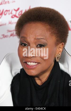 Bette Midler-Frau-Broadway-Stück in La. Ich esse Sie Last: ein Gespräch mit Sue Mengers am Geffen Playhouse in Westwood mit: Jenifer Lewis wo: Los Angeles, California, Vereinigte Staaten von Amerika bei: 6. Dezember 2013 Stockfoto