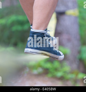 Slackline in der Natur. Stockfoto