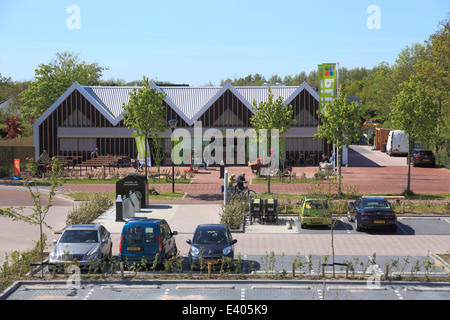 Supermarkt, De Cocksdorp, Texel, Niederlande | Supermarkt Und Parkplatz, De Cocksdorp, Texel, Niederlande Stockfoto