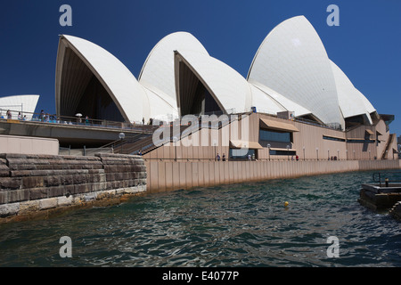 Nähert sich das Sydney Opera House von Farm Cove Stockfoto