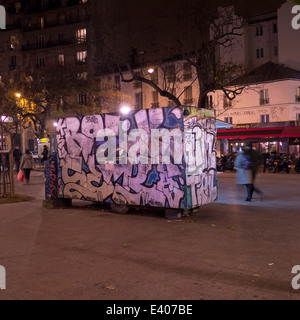 Paris-Graffiti in Menilmontant, 20. Arrondissement, in der Nacht Stockfoto