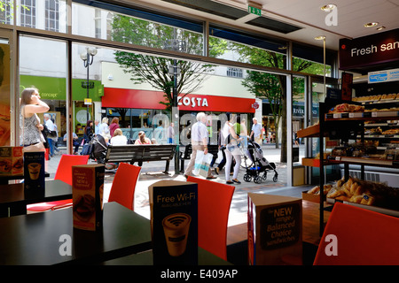 Blick auf einer belebten Straße hoch von innen ein Zweig der Greggs Nottingham England UK Stockfoto