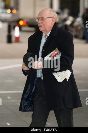 Anreise für Andrew Marr Show und allgemeine Ankünfte im BBC Television Centre.  Mitwirkende: Neil Kinnock Where: London, Vereinigtes Königreich bei: 8. Dezember 2013 Stockfoto