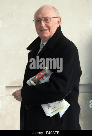 Anreise für Andrew Marr Show und allgemeine Ankünfte im BBC Television Centre.  Mitwirkende: Neil Kinnock Where: London, Vereinigtes Königreich bei: 8. Dezember 2013 Stockfoto