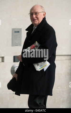 Anreise für Andrew Marr Show und allgemeine Ankünfte im BBC Television Centre.  Mitwirkende: Neil Kinnock Where: London, Vereinigtes Königreich bei: 8. Dezember 2013 Stockfoto