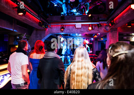 Akteure der deutschen TV-Serie Verbotene Liebe und ehemalige Teilnehmer von The Voice Of Germany bei einem Benefiz-Konzert durchführen und Autogramme im Vanity Club. Die Veranstaltung ist zugunsten der Opfer der Taifun Haiyan auf den Philippinen.  Featurin Stockfoto