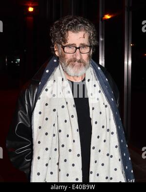 Original Starsky & Hutch Schauspieler Paul Michael Glaser fast unkenntlich hinter einem Bart und Brille, als er bei The Saturday Night Show mit anderen Gästen ankommt...  Mitwirkende: Paul Michael Glaser wo: Dublin, Irland bei: 8. Dezember 2013 Stockfoto