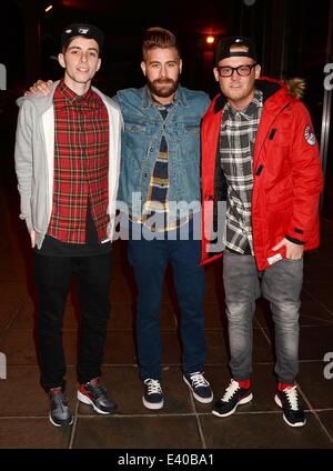 Original Starsky & Hutch Schauspieler Paul Michael Glaser fast unkenntlich hinter einem Bart und Brille, als er bei The Saturday Night Show mit anderen Gästen ankommt...  Mitwirkende: Die Original Rude Boys - Sean Walsh, Robert Burch, Sean Arkins Where: Dublin, Irela Stockfoto