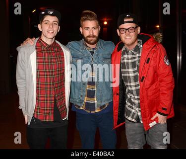 Original Starsky & Hutch Schauspieler Paul Michael Glaser fast unkenntlich hinter einem Bart und Brille, als er bei The Saturday Night Show mit anderen Gästen ankommt...  Mitwirkende: Die Original Rude Boys - Sean Walsh, Robert Burch, Sean Arkins Where: Dublin, Irela Stockfoto