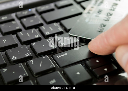 Mans Finger auf Tastatur und Kreditkarte Stockfoto