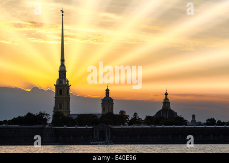 Silhouette von Peter und Paul Fortress mit Sonnenuntergang und Sonne leuchten. Sankt-Petersburg, Russland Stockfoto