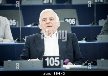 Straßburg, Bxl, Frankreich. 2. Juli 2014. Polnische Abgeordnete Jerzy Buzek besucht am zweiten Tag der Plenarsitzung Hauptquartier der Europäischen Parlaments in Straßburg auf 02.07.2014 Credit: Wiktor Dabkowski/ZUMA Draht/Alamy Live News Stockfoto