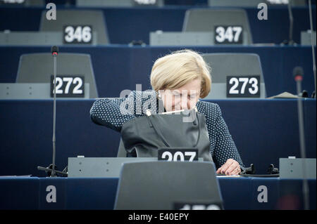 Straßburg, Bxl, Frankreich. 2. Juli 2014. Polnische Abgeordnete Anna Fotyga kümmert sich den zweiten Tag der Plenarsitzung Hauptquartier der Europäischen Parlaments in Straßburg auf 02.07.2014 Credit: Wiktor Dabkowski/ZUMA Draht/Alamy Live News Stockfoto