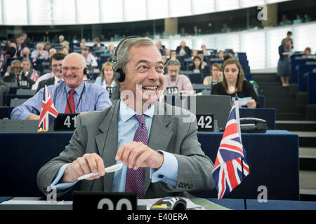 Straßburg, Bxl, Frankreich. 2. Juli 2014. Nigel Farage, britischer Abgeordneter des Europäischen Parlaments und Führer der UK Independence Party (UKIP), besucht am zweiten Tag der Plenarsitzung Hauptquartier der Europäischen Parlaments in Straßburg auf 02.07.2014 Credit: Wiktor Dabkowski/ZUMA Draht/Alamy Live News Stockfoto