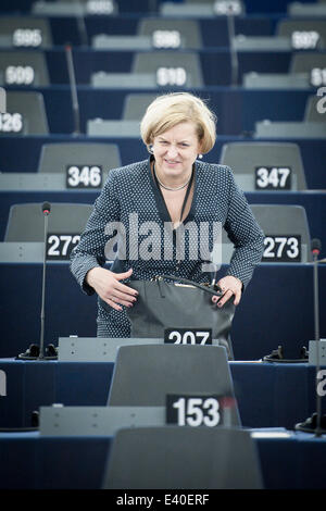 Straßburg, Bxl, Frankreich. 2. Juli 2014. Polnische Abgeordnete Anna Fotyga kümmert sich den zweiten Tag der Plenarsitzung Hauptquartier der Europäischen Parlaments in Straßburg auf 02.07.2014 Credit: Wiktor Dabkowski/ZUMA Draht/Alamy Live News Stockfoto