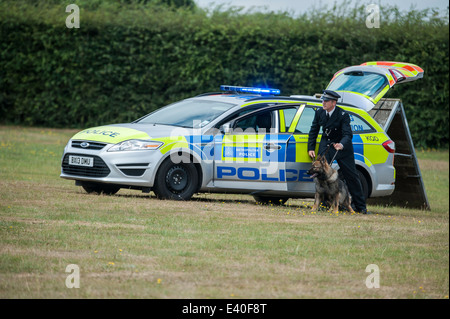 Ein Ford Mondeo Polizeihund Abschnitt Fahrzeug mit Hundeführer bei Polizeihund Ausbildungsstätte, Keston, Kent, England, Großbritannien Stockfoto