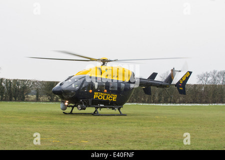 Ein Metropolitan Polizei-Hubschrauber bereitet Landung auf Polizeihund Ausbildungsstätte, Keston, Kent, England, Großbritannien Stockfoto