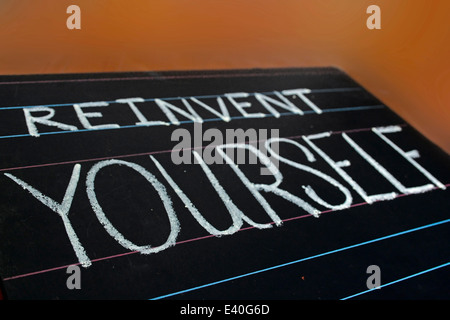 erfinden Sie sich Ausdruck handschriftlich auf schwarze Tafel Stockfoto