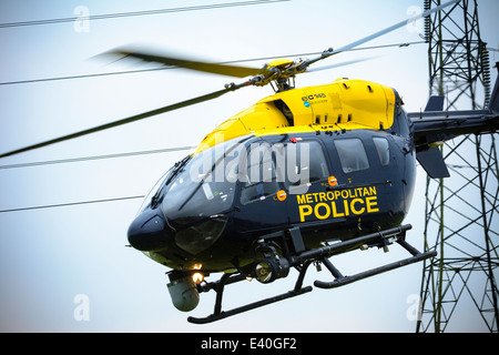 Ein Metropolitan Polizei-Hubschrauber bereitet Landung auf Polizeihund Ausbildungsstätte, Keston, Kent, England, Großbritannien Stockfoto