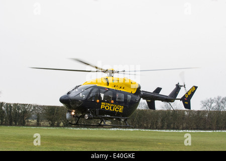 Ein Metropolitan Polizei-Hubschrauber bereitet Landung auf Polizeihund Ausbildungsstätte, Keston, Kent, England, Großbritannien Stockfoto