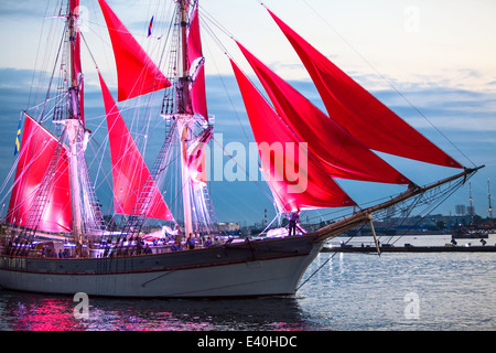 Scharlachroten Segel zeigen während der White Nights Festival, St. Petersburg, Russland. Schiff mit roten Segeln auf Newa Stockfoto