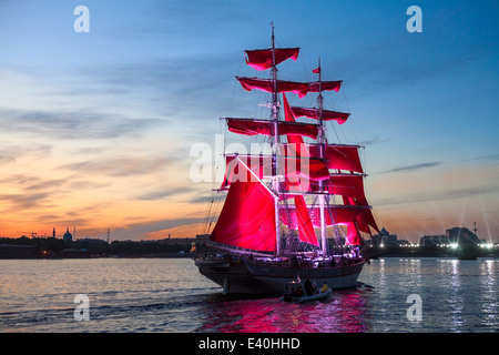 Scharlachroten Segel zeigen während der White Nights Festival, St. Petersburg, Russland. Schiff mit roten Segeln auf Newa bei Sonnenuntergang Stockfoto