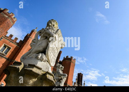 Statuen, die Bewachung der Westen Vordereingang des Hampton Court Palace, East Molesey Surrey, England, Vereinigtes Königreich. Stockfoto