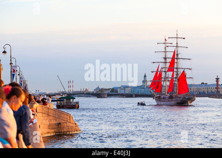 Feier Scarlet Sails zeigen während der White Nights Festival, St. Petersburg, Russland. Schiff auf der Newa Stockfoto