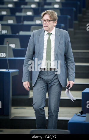 Straßburg, Bxl, Frankreich. 2. Juli 2014. Guy Verhofstadt, der Führer der liberalen ALDE-Fraktion besucht am zweiten Tag der Plenarsitzung Hauptquartier der Europäischen Parlaments in Straßburg auf 02.07.2014 Credit: Wiktor Dabkowski/ZUMA Draht/Alamy Live News Stockfoto