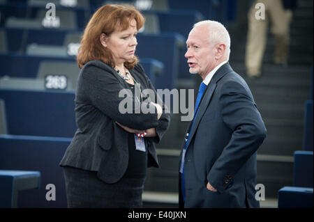 Straßburg, Bxl, Frankreich. 2. Juli 2014. Polnische Abgeordnete Michal Boni (R) und Mitglied des Europäischen Parlaments Barbara Kudrycka am zweiten Tag der Plenarsitzung teilnehmen, Hauptquartier der Europäischen Parlaments in Straßburg auf 02.07.2014 Credit: Wiktor Dabkowski/ZUMA Draht/Alamy Live News Stockfoto