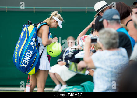 Wimbledon, London, UK. 1. Juli 2014. Tennis: Wimbledon Meisterschaft 2014, Sabine Lisicki Deutschland nach dem Gewinn ihrer Damen Einzel vierte Runde Match gegen Yaroslava Shvedova Kasachstans am Tag acht von Wimbledon Lawn Tennis Championships bei den All England Lawn Tennis and Croquet Club in Wimbledon am 1. Juli 2014, London, England. Bildnachweis: Dpa picture Alliance/Alamy Live News Stockfoto