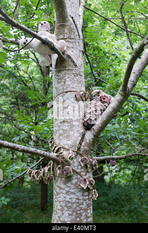 Gestrickte Vogel und Eule im Baum sitzen Stockfoto