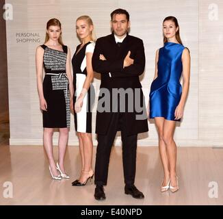 Weltweit renommierten Mode-Designer Roland Mouret startet seine Frühjahr/Sommer 2014 Kollektion bei Brown Thomas mit den Modellen Eve Connolly, Teodora Sutra und Joanne Northey...  Mitwirkende: Eve Connolly, Teodora Sutra, Roland Mouret, Joanne Northey Where: Dublin, Irland Stockfoto