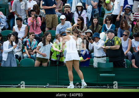 Wimbledon, London, UK. 1. Juli 2014. Tennis: Wimbledon Meisterschaft 2014, Sabine Lisicki Deutschland nach dem Gewinn ihrer Damen Einzel vierte Runde Match gegen Yaroslava Shvedova Kasachstans am Tag acht von Wimbledon Lawn Tennis Championships bei den All England Lawn Tennis and Croquet Club in Wimbledon am 1. Juli 2014, London, England. Bildnachweis: Dpa picture Alliance/Alamy Live News Stockfoto