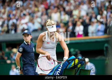 Wimbledon, London, UK. 1. Juli 2014. Tennis: Wimbledon Meisterschaft 2014, Angelique Kerber Deutschlands feiert ihr Damen Einzel vierte Runde Spiel Sieg gegen Maria Sharapova Russlands am Tag acht des Wimbledon Lawn Tennis Championships bei den All England Lawn Tennis and Croquet Club in Wimbledon am 1. Juli 2014, London, England. Bildnachweis: Dpa picture Alliance/Alamy Live News Stockfoto