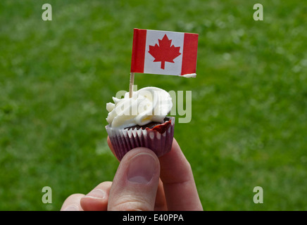 Mini-Cupcake mit kanadischer Flagge zur Feier des Canada Day. Stockfoto