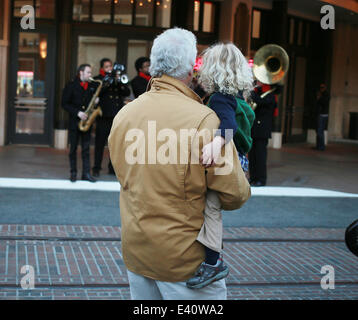 CSI-star-William L Petersen, mit seiner Frau Gina und zwei Jahre alten Zwillinge besuchen Sie The Grove Einkaufszentrum West Hollywood mit: William L Petersen Where: Los Angeles, California, Vereinigte Staaten von Amerika bei: 11. Dezember 2013 Stockfoto