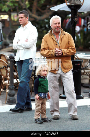 CSI-star-William L Petersen, mit seiner Frau Gina und zwei Jahre alten Zwillinge besuchen Sie The Grove Einkaufszentrum West Hollywood mit: William L Petersen Where: Los Angeles, California, Vereinigte Staaten von Amerika bei: 11. Dezember 2013 Stockfoto