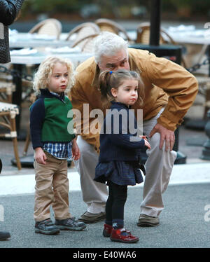 CSI-star-William L Petersen, mit seiner Frau Gina und zwei Jahre alten Zwillinge besuchen Sie The Grove Einkaufszentrum West Hollywood mit: William L Petersen Where: Los Angeles, California, Vereinigte Staaten von Amerika bei: 11. Dezember 2013 Stockfoto