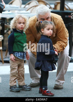 CSI-star-William L Petersen, mit seiner Frau Gina und zwei Jahre alten Zwillinge besuchen Sie The Grove Einkaufszentrum West Hollywood mit: William L Petersen Where: Los Angeles, California, Vereinigte Staaten von Amerika bei: 11. Dezember 2013 Stockfoto