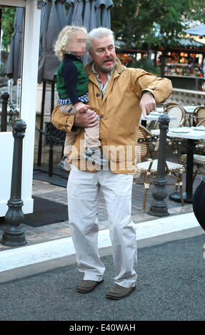 CSI-star-William L Petersen, mit seiner Frau Gina und zwei Jahre alten Zwillinge besuchen Sie The Grove Einkaufszentrum West Hollywood mit: William L Petersen Where: Los Angeles, California, Vereinigte Staaten von Amerika bei: 11. Dezember 2013 Stockfoto