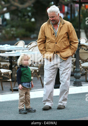 CSI-star-William L Petersen, mit seiner Frau Gina und zwei Jahre alten Zwillinge besuchen Sie The Grove Einkaufszentrum West Hollywood mit: William L Petersen Where: Los Angeles, California, Vereinigte Staaten von Amerika bei: 11. Dezember 2013 Stockfoto