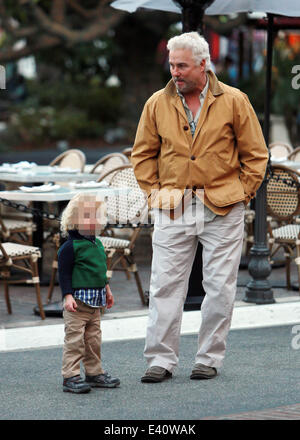 CSI-star-William L Petersen, mit seiner Frau Gina und zwei Jahre alten Zwillinge besuchen Sie The Grove Einkaufszentrum West Hollywood mit: William L Petersen Where: Los Angeles, California, Vereinigte Staaten von Amerika bei: 11. Dezember 2013 Stockfoto